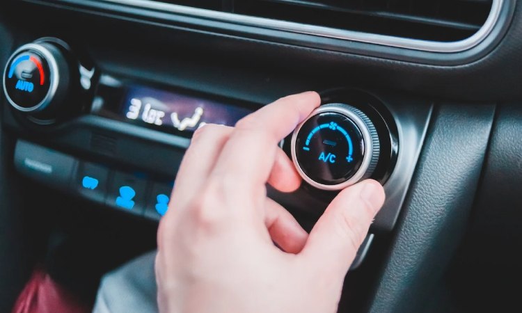 Menyalakan AC mobil saat sedang parkir, Sumber: jdpower.com