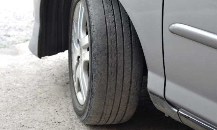 Ban mobil habis sebelah, Sumber: lifepal.co.id