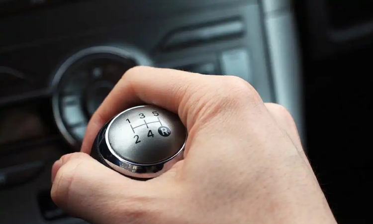 Persneling mobil keras, Sumber: imagekit.io